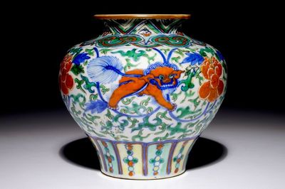 Un vase de forme balustre en porcelaine de Chine wucai à décor de lions bouddhistes, 19ème