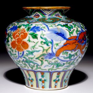 Un vase de forme balustre en porcelaine de Chine wucai à décor de lions bouddhistes, 19ème — photo 2