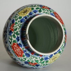 Un vase de forme balustre en porcelaine de Chine wucai aux emblèmes bouddhistes, époque Transition, Chongzhen/Shunzhi — photo 11