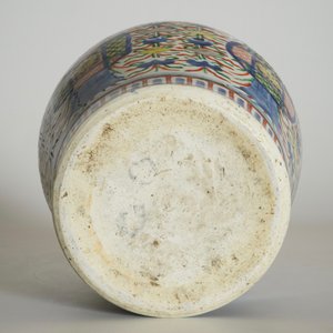 Un vase de forme balustre en porcelaine de Chine wucai aux emblèmes bouddhistes, époque Transition, Chongzhen/Shunzhi — photo 13