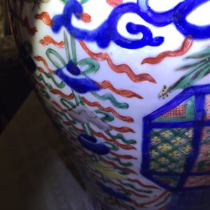 Un vase de forme balustre en porcelaine de Chine wucai aux emblèmes bouddhistes, époque Transition, Chongzhen/Shunzhi — photo 16
