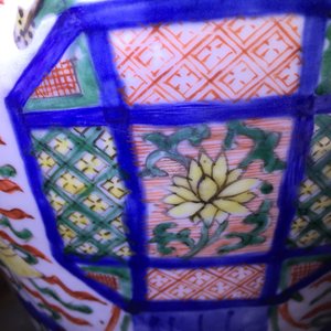 Un vase de forme balustre en porcelaine de Chine wucai aux emblèmes bouddhistes, époque Transition, Chongzhen/Shunzhi — photo 17