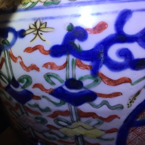 Un vase de forme balustre en porcelaine de Chine wucai aux emblèmes bouddhistes, époque Transition, Chongzhen/Shunzhi — photo 19