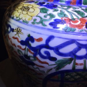 Un vase de forme balustre en porcelaine de Chine wucai aux emblèmes bouddhistes, époque Transition, Chongzhen/Shunzhi — photo 20
