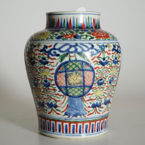 Un vase de forme balustre en porcelaine de Chine wucai aux emblèmes bouddhistes, époque Transition, Chongzhen/Shunzhi — photo 9