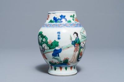 Un vase de forme balustre en porcelaine de Chine wucai, époque Transition