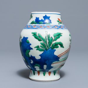Un vase de forme balustre en porcelaine de Chine wucai, époque Transition — photo 3
