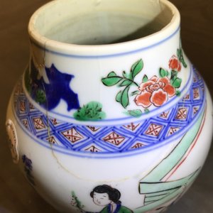 Un vase de forme balustre en porcelaine de Chine wucai, époque Transition — photo 8