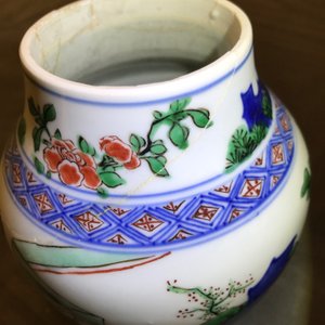 Un vase de forme balustre en porcelaine de Chine wucai, époque Transition — photo 9