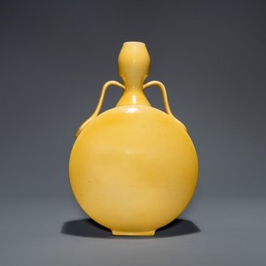 Un vase de forme 'bianhu' en porcelaine de Chine jaune monochrome, République — photo 1