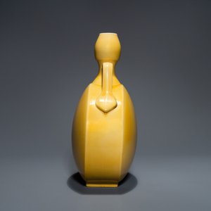 Un vase de forme 'bianhu' en porcelaine de Chine jaune monochrome, République — photo 2