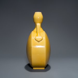 Un vase de forme 'bianhu' en porcelaine de Chine jaune monochrome, République — photo 4