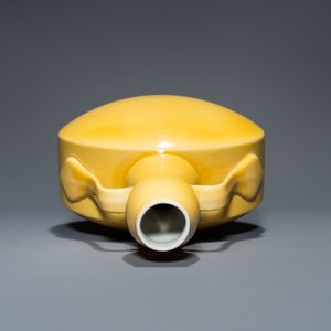 Un vase de forme 'bianhu' en porcelaine de Chine jaune monochrome, République — photo 5