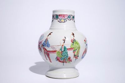 Un vase de forme boule en porcelaine de Chine famille rose, Yongzheng