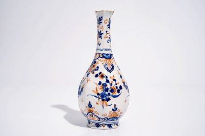 Un vase de forme bouteille à décor de chinoiserie florale en faïence de Delft, 1er moitié du 18ème