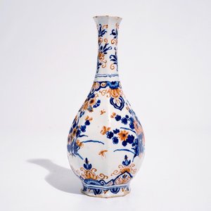 Un vase de forme bouteille à décor de chinoiserie florale en faïence de Delft, 1er quart du 18ème — photo 3