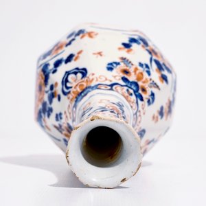 Un vase de forme bouteille à décor de chinoiserie florale en faïence de Delft, 1er quart du 18ème — photo 6