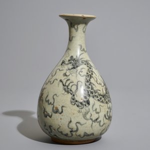 Un vase de forme bouteille à décor d'un dragon, Sawankhalok, Thaïlande, 17ème — photo 1