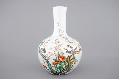 Un vase de forme bouteille au décor de oiseaux et fleurs, ca. 1900