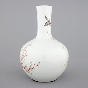 Un vase de forme bouteille au décor de oiseaux et fleurs, ca. 1900 — photo 3