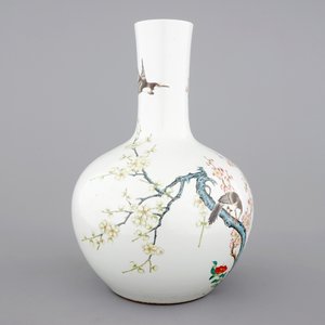 Un vase de forme bouteille au décor de oiseaux et fleurs, ca. 1900 — photo 4