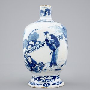 Un vase de forme bouteille carrée au décor chinoiserie, fin du 17ème — photo 2