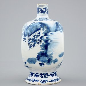 Un vase de forme bouteille carrée au décor chinoiserie, fin du 17ème — photo 4