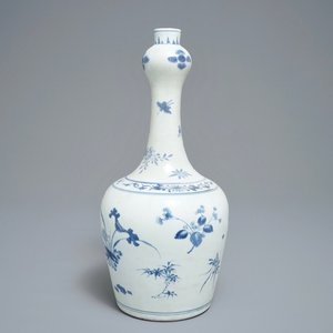 Un vase de forme bouteille du Hatcher cargo en porcelaine de Chine bleu et blanc, époque Transition — photo 1