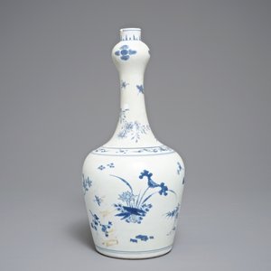 Un vase de forme bouteille du Hatcher cargo en porcelaine de Chine bleu et blanc, époque Transition — photo 2