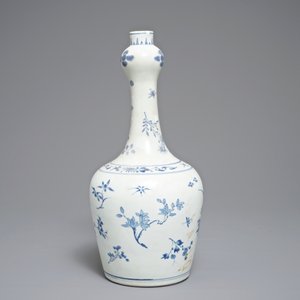 Un vase de forme bouteille du Hatcher cargo en porcelaine de Chine bleu et blanc, époque Transition — photo 3