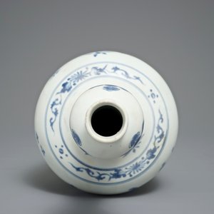 Un vase de forme bouteille du Hatcher cargo en porcelaine de Chine bleu et blanc, époque Transition — photo 4