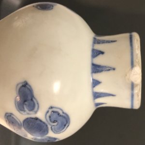 Un vase de forme bouteille du Hatcher cargo en porcelaine de Chine bleu et blanc, époque Transition — photo 6