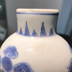 Un vase de forme bouteille du Hatcher cargo en porcelaine de Chine bleu et blanc, époque Transition — photo 7