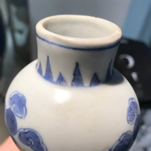 Un vase de forme bouteille du Hatcher cargo en porcelaine de Chine bleu et blanc, époque Transition — photo 8