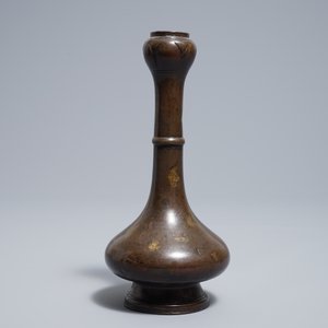 Un vase de forme bouteille en bronze aux taches dorées, Chine, Ming — photo 3