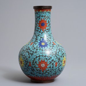 Un vase de forme bouteille en émaux cloisonnés à décor de lotus, marque Da Ming Nian Zhi, Ming/Qing — photo 2