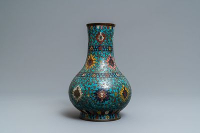 Un vase de forme bouteille en émaux cloisonnés à décor de rinceaux de lotus, Ming