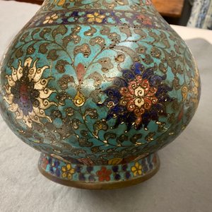 Un vase de forme bouteille en émaux cloisonnés à décor de rinceaux de lotus, Ming — photo 17