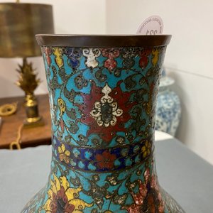 Un vase de forme bouteille en émaux cloisonnés à décor de rinceaux de lotus, Ming — photo 18