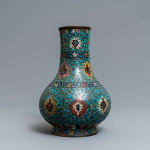 Un vase de forme bouteille en émaux cloisonnés à décor de rinceaux de lotus, Ming — photo 2