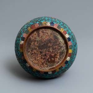 Un vase de forme bouteille en émaux cloisonnés à décor de rinceaux de lotus, Ming — photo 6