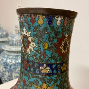 Un vase de forme bouteille en émaux cloisonnés à décor de rinceaux de lotus, Ming — photo 8