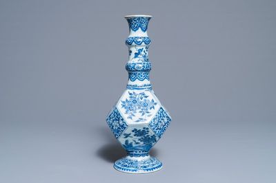Un vase de forme bouteille en faïence de Delft bleu et blanc, fin du 17ème