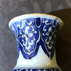 Un vase de forme bouteille en faïence de Delft bleu et blanc, fin du 17ème — photo 7