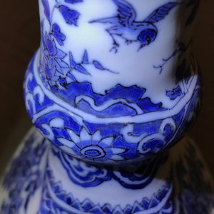 Un vase de forme bouteille en faïence de Delft bleu et blanc, fin du 17ème — photo 9
