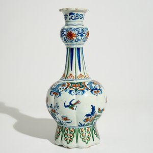 Un vase de forme bouteille en faïence de Delft de palette cachemire, 17/18ème — photo 2