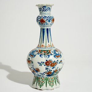 Un vase de forme bouteille en faïence de Delft de palette cachemire, 17/18ème — photo 4