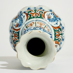 Un vase de forme bouteille en faïence de Delft de palette cachemire, 17/18ème — photo 6