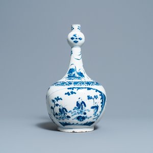 Un vase de forme bouteille en faïence de Delft en bleu et blanc de style chinoiserie, vers 1700 — photo 1