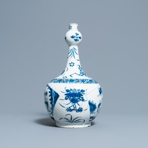 Un vase de forme bouteille en faïence de Delft en bleu et blanc de style chinoiserie, vers 1700 — photo 2